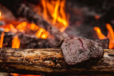 Afrati - Niezawodny przepis na wołowinę pieczoną przy ognisku:
1. Bierzesz kawałek w...