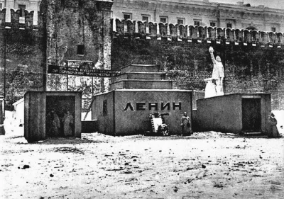 murza - #zsrr #historia #lenin

Pierwsze mauzoleum Lenina.
Trzymetrowy, drewniany,...