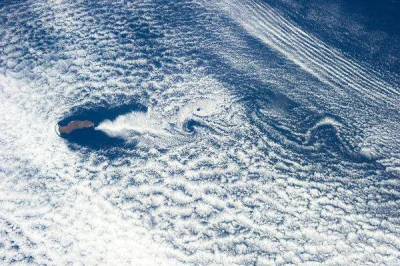 zuyMelon - Zmarszczki i wiry w chmurach okrążających wulkaniczną wyspę Guadalupe na O...