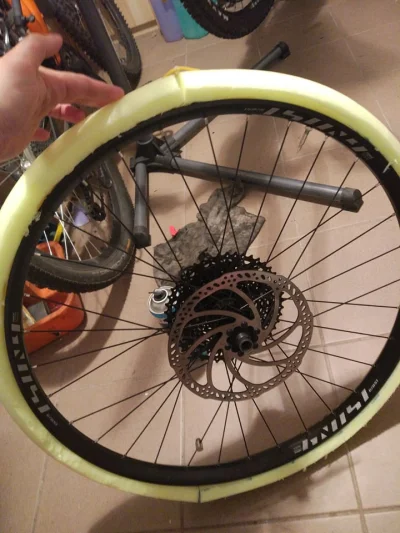 KuliG - Ghetto tyre insert, ciekawe czy coś da ( ͡° ͜ʖ ͡°)

#rower #mtb