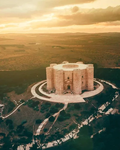 Castellano - Zamek Castel del Monte. Znajduje się 15 km od Andrii. Włochy
autor zdję...