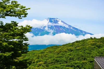Lookazz - > Mount Fuji surrounded by cloud and mist
#dzaponialokaca <==== bla bla bla...