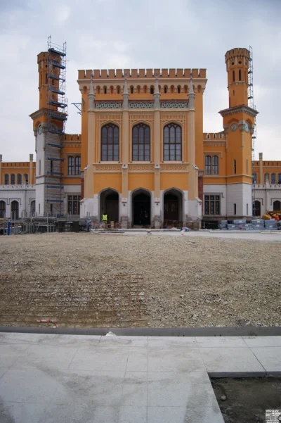 BartlomiejS - Wejście główne do budynku dworca Wrocław Główny od strony ulicy Piłsuds...