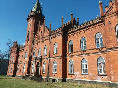 burbonzpieczarek - Gotycki pałac w Pruszkowie ?

#urbex #palace #pruszkow #opuszczone