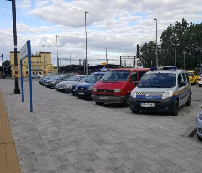 pogop - Ciekawe co robią dwa samochody straży miejskiej na dworcu kolejowym w Pile? Z...