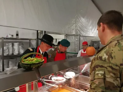 TenebrosuS - Ciekawostka. W armii USA jest zwyczaj, że w Święto Dziękczynienia jedzen...