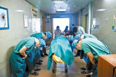 haxxx - Lekarze chirurdzy na zdjęciu kłaniają się chłopcu, który miał zaledwie 11 lat...