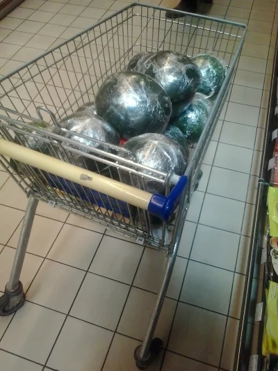 dejson - To jednak są ludzie, którzy kupują po 20 arbuzów :o

#heheszki #humorobraz...