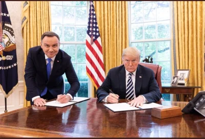 Oddluzanie_ - "Wstawanie z kolan" po polsku. Pan po lewej to Prezydent RP.

#FortTr...