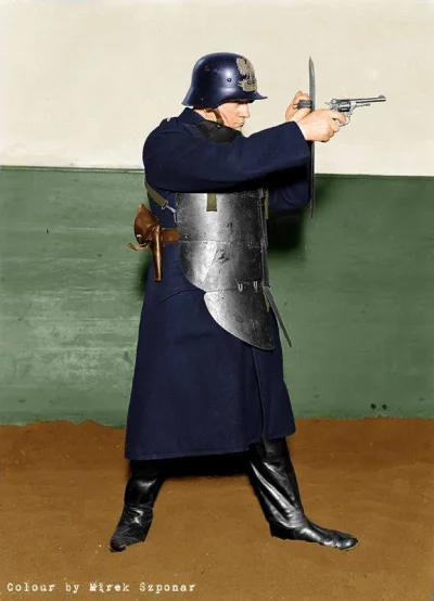 NowaStrategia - Polski policjant w czasie szkolenia na strzelnicy, lat 30. XX wieku