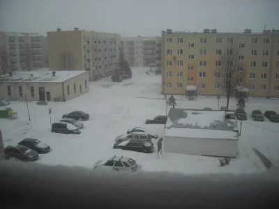 tHoePs - Widok za oknem paskudny, śnieg pada, drogi nieprzejezdne, lotnisko zamknięte...