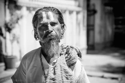 TymArt - Sadhu na jednej z ulic Udaipuru. 
#portret #fotografia #fotografujzwykopem #...