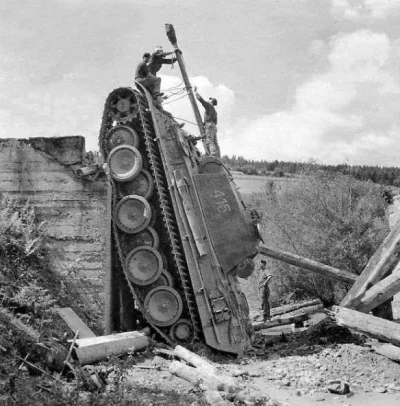 Mr_Lucius - Załamany most pod ciężarem Pantery, 1944 rok. Niekoloryzowane ( ͡º ͜ʖ͡º)
...