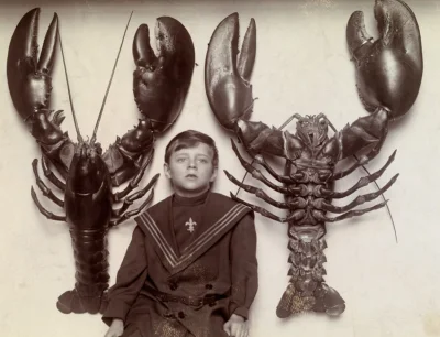 myrmekochoria - Walter L. Beasley, Chłopiec obok dwóch homarów złowionych niedaleko w...