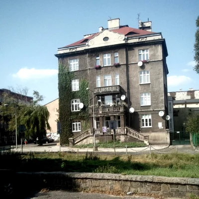 xandra - Lubię takie budynki obrośnięte pnączami ( ͡º ͜ʖ͡º)

#randomowaczestochowa
