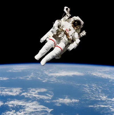 r.....k - 33 lata temu, 7 lutego 1984 roku, astronauta Bruce McCandless, członek zało...