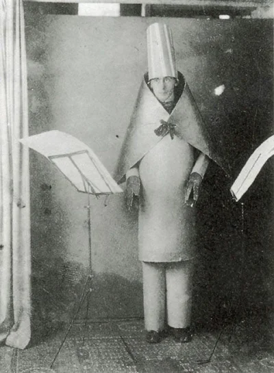 T.....i - Kostium Magicznego Biskupa (1916) - Odbitka srebrowa z performensu Hugo Bal...