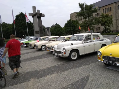 kendi - Dzisiaj na placu Adama Mickiewicza w #poznan piknik Warszaw i Syren, ale jest...