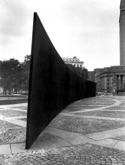 c.....t - #sztuka #rzezba #sztukagownoburzy

Richard Serra, Pochylony Łuk, 1981. 



...