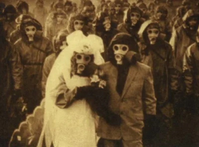 Rajtuz - Młoda para i ich goście w maskach przeciwgazowych. Moskwa, lata 30.
#creepy...