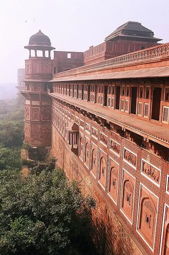 kono123 - Czerwony Fort znajduje się we wschodniej części Shahjahanabadu. Jego nazwa ...