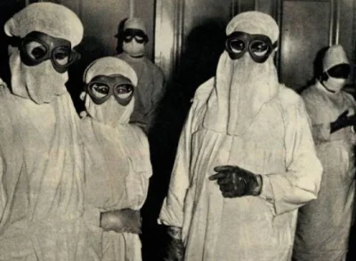 Tosiek14 - Lekarze ubrani w stroje ochronne podczas epidemi ospy we Wrocławiu w 1963....