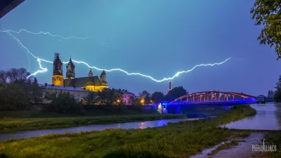 Piorunujaco - Wczorajsze polowanie na błyskawice przy Katedrze Poznańskiej. #tworczos...