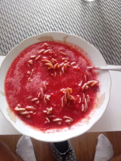 Kacman90 - #truskawki #zupa #zupatruskawkowa #makaron #foodporn
Plusujcie zupe truska...