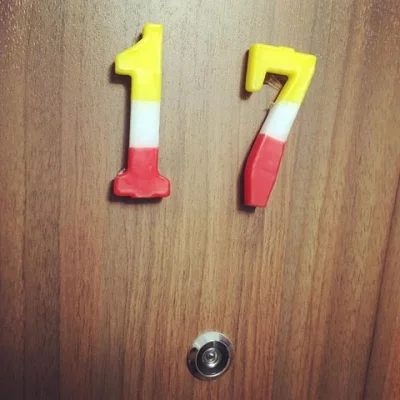 Pani_Asia - wbijacie pod 17stkę?!

#mieszkania #pukpuk #drzwi #heheszki #humorobraz...