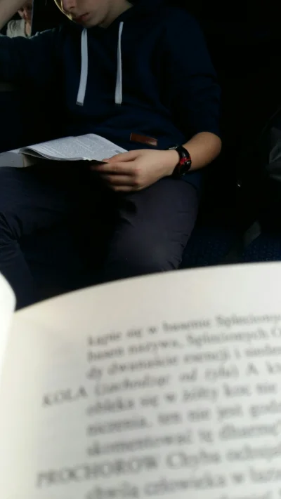 czeburashka - Jadę pociągiem i jeszcze co najmniej dwie osoby oprócz mnie czytają ksi...