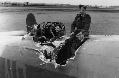 Kerkyon - Pilot D.Cameron i dwóch członków załogi w uszkodzonym bombowcu Handley Page...