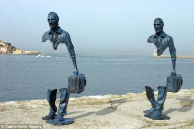 Iduun - Rzeźby z serii "Les Voyageurs" autorstwa Bruno Catalano we francuskiej Marsyl...