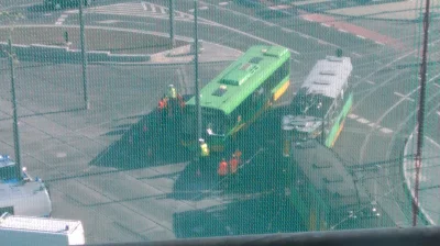 Przegryweusz - Bonus: autobus nie zauważył słupa na środku ronda.