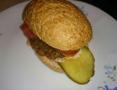 choramuchomora - Mój burger z falafelem pokazuje wam ogórkowy język #gotujzwykopem #w...