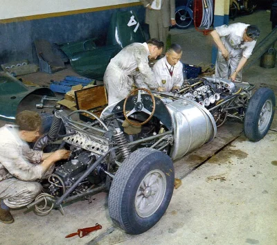 Karbon315 - Mechanicy Vanwall przygotowują bolid VW11, Francja 1960

#samochodykarb...
