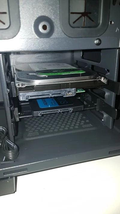 lock_75 - Mogą być dyski tak zainstalowane? Jeden pod drugim HDD nad SSD.
#pcmasterra...