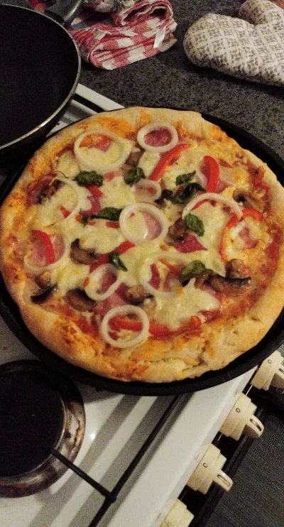 Damianowski - Coraz lepsza wychodzi (｡◕‿‿◕｡)

#foodporn #gotujzwykopem #pizza
