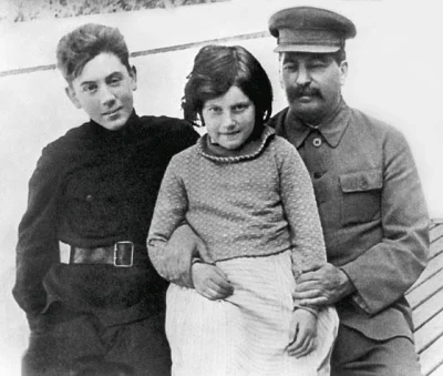 hetman-kozacki - #ocieplaniewizerunkustalina #historia

Stalin z córką Swietłaną i ...