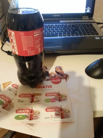 eiffello - Po bloku chodzi para ludzików coca-cola i rozdaje po butelce litrowej Coli...