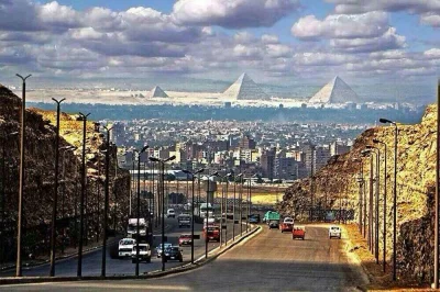 P.....d - Widok na piramidy z ulicy w Kairze

#earthporn #ciekawostki #fotografia