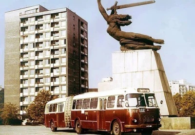 yanosky - Plac Teatralny w 1968 roku i przegubowy autobus na tle Nike. 

#historiaz...
