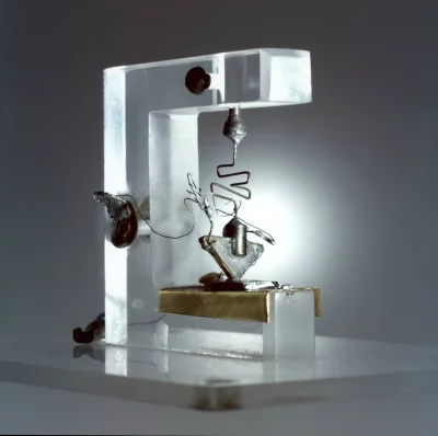 myrmekochoria - Pierwszy tranzystor z Bell Labs, 1947. Odpowiedzialny za większość te...