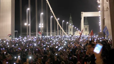 Abrums - Zdjęcie protestu w Budapeszcie w zeszłym roku jak Orban chciał wprowadzić po...