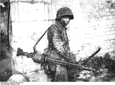 HaHard - Niemiecki żołnierz z karabinem maszynowym MG42. Caen, Francja.
Czerwiec 194...