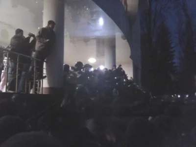 MamutStyle - Protesty przed parlamentem w Mołdawii tłum chce wkroczyć do samego gmach...