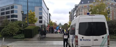 rozjebator - Demonstracja muslimów w Holandii. Zwróćcie uwagę co robi ochraniający "i...