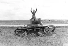 LaRauxe - Radziecki czołgista poddaje się żołnierzom niemieckim w swoim lekkim czołgu...