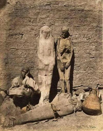 poprostufranek - Uliczny sprzedawca mumii. Kair, koniec 19 w.
