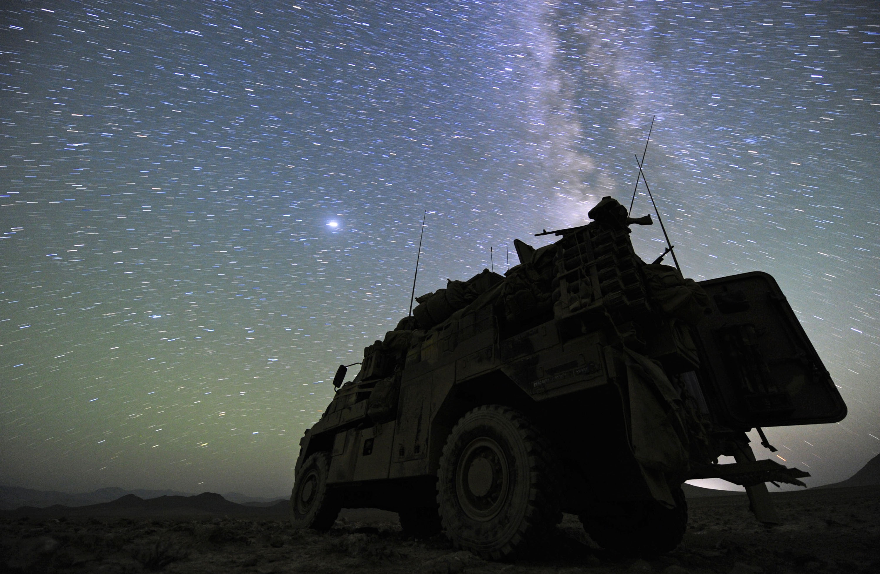 Армейская ночь. Военные ночью. Солдат ночью. Ночной Афганистан. Военная техника ночью.