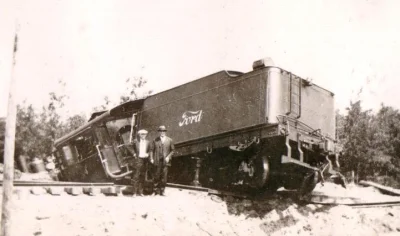 N.....h - Wykolejony pociąg Ford Motor Company w Baraga Country.
#fotohistoria #lata...